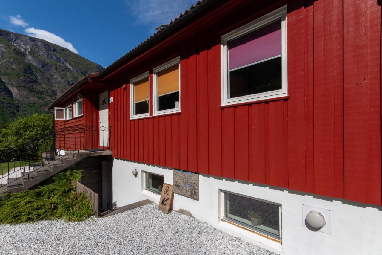 Spacious Two Bedroom Basement Apartment Flam Exterior photo